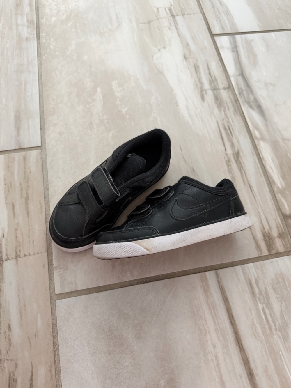 Nike Black Kids Velcro Low-Top Sneakers